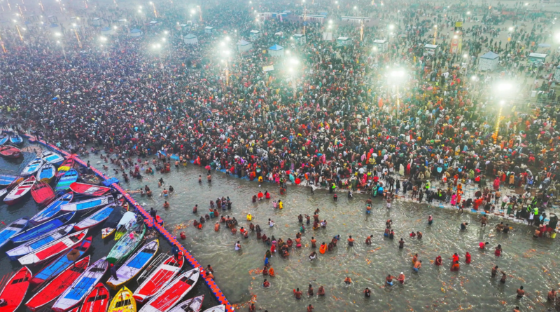 Kumbh Mela-अखाड़ों और संतों का भव्य आध्यात्मिक संगम जहां करोड़ों श्रद्धालु पवित्र नदी में स्नान कर आस्था और मोक्ष की अनुभूति प्राप्त करते हैं।